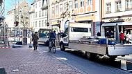 Handwerker in der Langen Straße in Bamberg führen Gerüstarbeiten durch