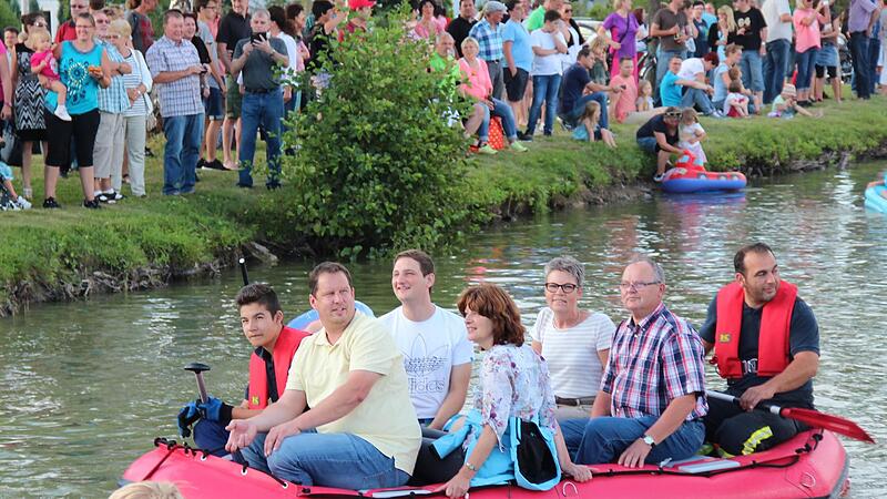 Hunderte Besucher schauten 2016 der Bootswette auf dem Eisweiher in Adesldorf zu. Hunderte Besucher schauten 2016 der Bootswette auf dem Eisweiher in Adesldorf zu.