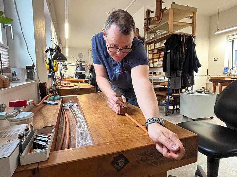 Der Bogenbauer Andreas Dörfler aus Bubenreuth ist „Handwerker des Jahres 2025“.