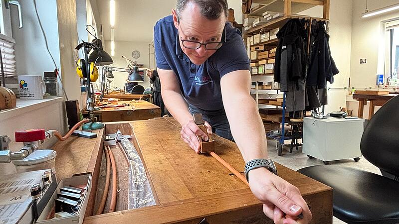 Der Bogenbauer Andreas D&ouml;rfler aus Bubenreuth ist &bdquo;Handwerker des Jahres 2025&ldquo;.