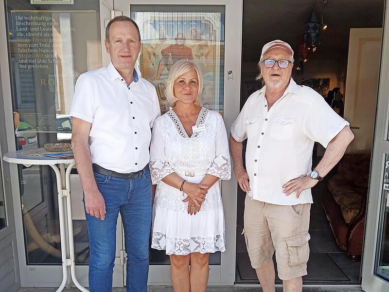 Landrat Michael Ziegler (links) und Andrea Tiessen-Lehmann bedankten sich bei Bruno Schneyer, der die Initiative am Ehrenamtstag ergriffen hat, Inhaber der Goldenen Ehrenamtskarte zu einem kostenlosen Kinonachmittag einzuladen.