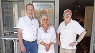 Landrat Michael Ziegler (links) und Andrea Tiessen-Lehmann bedankten sich bei Bruno Schneyer, der die Initiative am Ehrenamtstag ergriffen hat, Inhaber der Goldenen Ehrenamtskarte zu einem kostenlosen Kinonachmittag einzuladen.