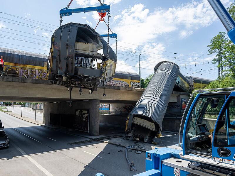 Nach dem Absturz zweier G&uuml;terzug-Waggons von einer Br&uuml;cke