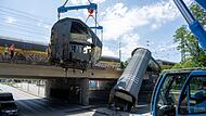 Nach dem Absturz zweier Güterzug-Waggons von einer Brücke Nach dem Absturz zweier Güterzug-Waggons von einer Brücke