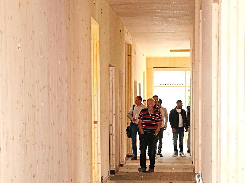 Der Stadtrat hat sich jetzt vor Ort vom Baufortschritt am neuen Kindergarten überzeugt.Klaus Klaschka Der Stadtrat hat sich jetzt vor Ort vom Baufortschritt am neuen Kindergarten überzeugt.Klaus Klaschka