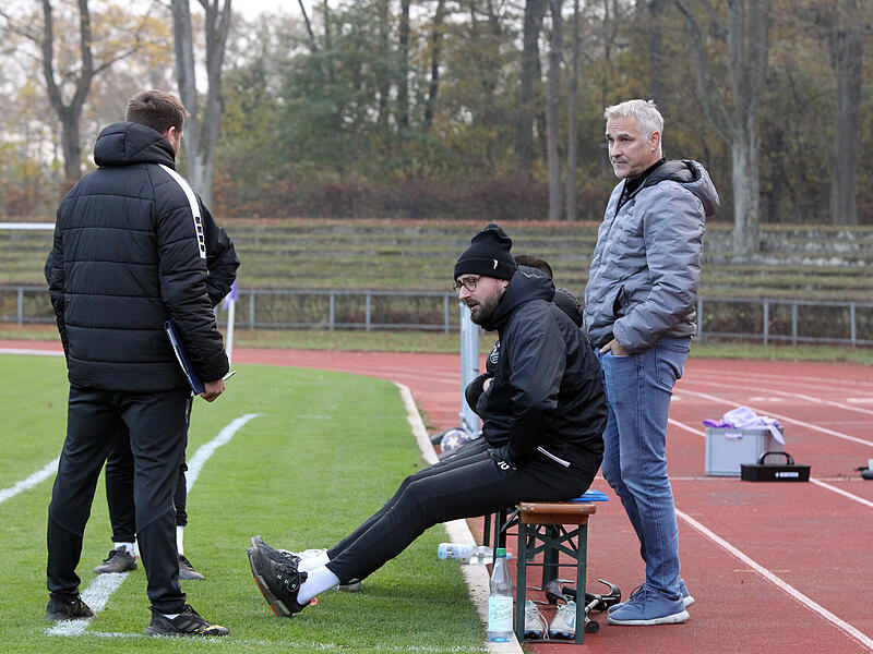 Es l&auml;uft nicht f&uuml;r Jan Gernlein (sitzend) und den FC Eintracht. Nur einen Punkt in drei Bayernligaspielen fuhren die Bamberger ein, versch&auml;rfen vor der Fahrt zum Tabellenletzten Gro&szlig;schwarzenlohe den Ton.