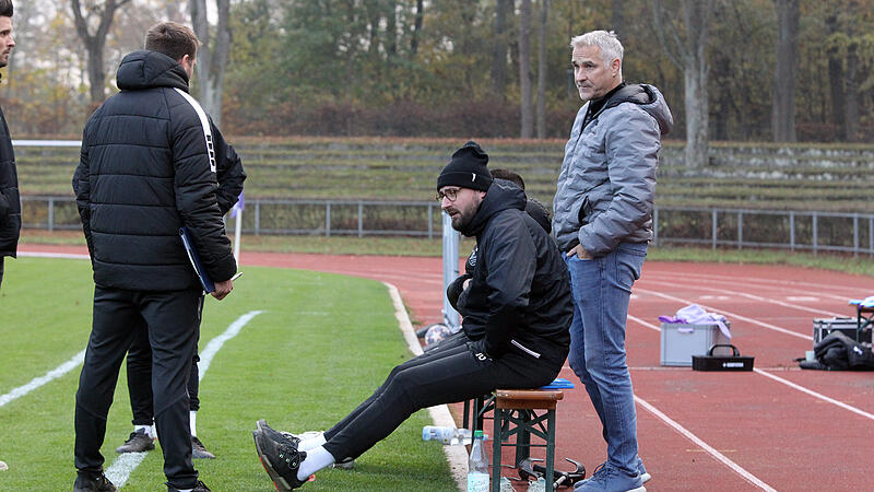 Es l&auml;uft nicht f&uuml;r Jan Gernlein (sitzend) und den FC Eintracht. Nur einen Punkt in drei Bayernligaspielen fuhren die Bamberger ein, versch&auml;rfen vor der Fahrt zum Tabellenletzten Gro&szlig;schwarzenlohe den Ton.