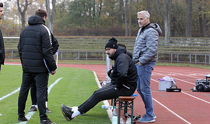 Es l&auml;uft nicht f&uuml;r Jan Gernlein (sitzend) und den FC Eintracht. Nur einen Punkt in drei Bayernligaspielen fuhren die Bamberger ein, versch&auml;rfen vor der Fahrt zum Tabellenletzten Gro&szlig;schwarzenlohe den Ton.