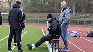Zwölf Spiele bleiben dem FC Eintracht Bamberg von Trainer Jan Gernlein (sitzend), um die Regionalliga zu halten. Dafür plant der Klub im Winter personelle Verstärkungen ein.