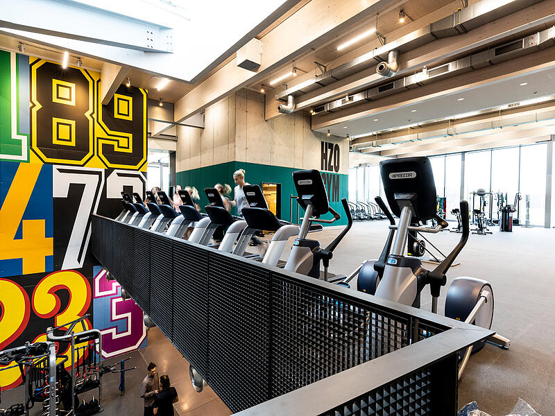 Indoor haben die Angestellten bei Adidas ein Fitnessstudio zur Verf&uuml;gung oder k&ouml;nnen sich f&uuml;r Kurse, wie Boxen oder Yoga anmelden.