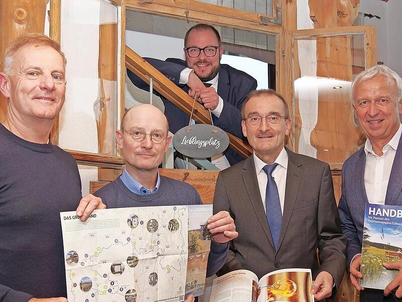 Die Tourismusregion Coburg.Rennsteig schaute zurück und gab einen Ausblick (von links) Lutz Lange, Vorsitzender Regionaler Tourismusausschuss, Sonnebergs Stellvertretender Landrat Andreas Groß, Coburger Landrat Sebastian Straubel, Coburgs Zweiter ... Die Tourismusregion Coburg.Rennsteig schaute zurück und gab einen Ausblick (von links) Lutz Lange, Vorsitzender Regionaler Tourismusausschuss, Sonnebergs Stellvertretender Landrat Andreas Groß, Coburger Landrat Sebastian Straubel, Coburgs Zweiter ...