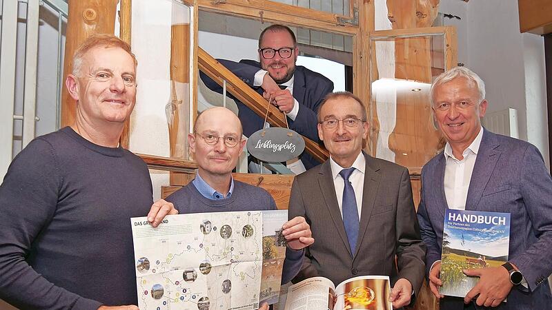Die Tourismusregion Coburg.Rennsteig schaute zur&uuml;ck und gab einen Ausblick (von links) Lutz Lange, Vorsitzender Regionaler Tourismusausschuss, Sonnebergs Stellvertretender Landrat Andreas Gro&szlig;, Coburger Landrat Sebastian Straubel, Coburgs Zweiter ...