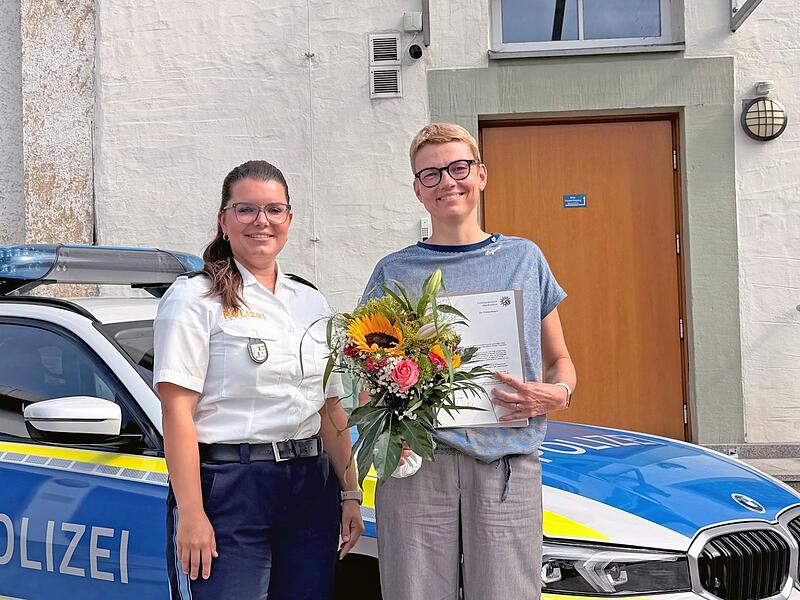 Frau rettet Jungen das Leben – Polizei ehrt Ersthelferin Frau rettet Jungen das Leben – Polizei ehrt Ersthelferin