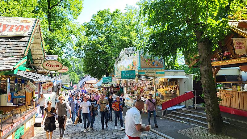 Bei bestem Wetter feiern hunderte G&auml;ste den Beginn der Erlanger Bergkirchweih.