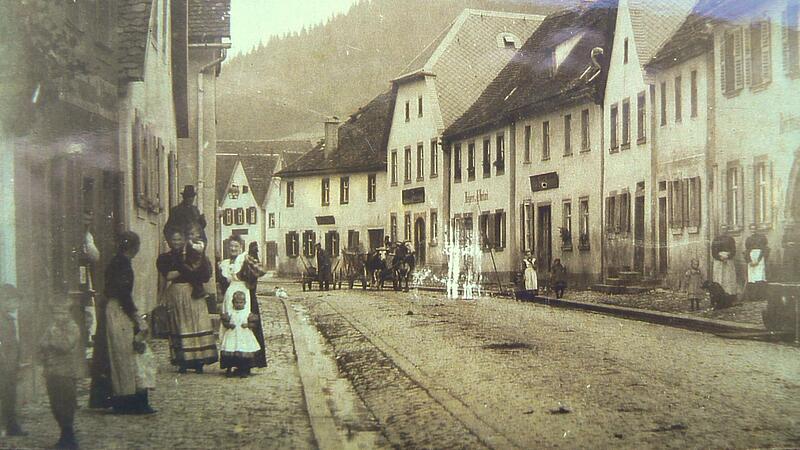 Die Hauptstra&szlig;e von Ebermannstadt mit dem &bdquo;B&auml;chla&ldquo; Ende des 19. JahrhundertsForchheim & Fr&auml;nkische Schweiz