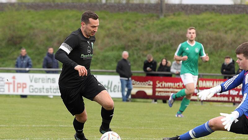 Pascal Seidelmann hat in acht Spielen bereits neun Tore erzielt. Hier ist der D&ouml;rfleinser Spielertrainer vom Zapfendorfer Torwart Justin K&uuml;hnlein nur auf Kosten eines Fouls zu stoppen.