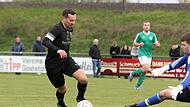 Pascal Seidelmann hat in acht Spielen bereits neun Tore erzielt. Hier ist der Dörfleinser Spielertrainer vom Zapfendorfer Torwart Justin Kühnlein nur auf Kosten eines Fouls zu stoppen.