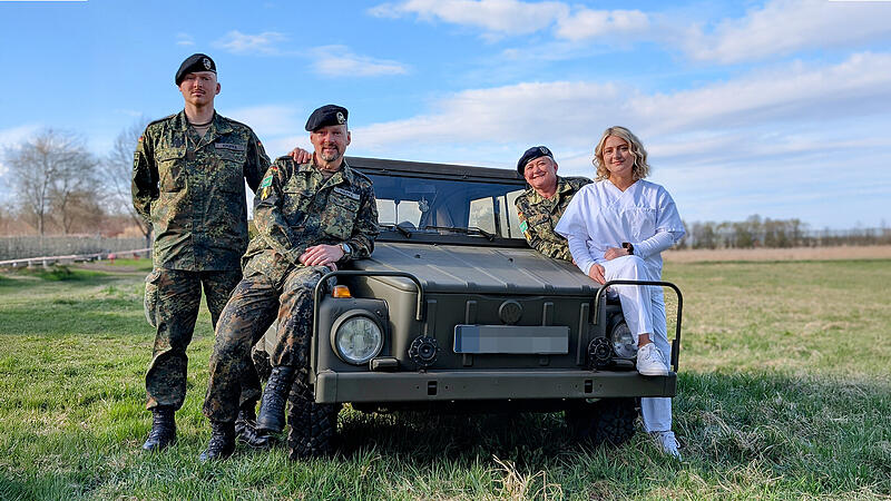 Die Familie Kruppa (von links): Sohn Justin, Vater Bernd, Mama Natalja und Tochter Leonie (vorne rechts) lehnen sich an einen alten Kurierwagen der Bundeswehr, den Vater Bernd restauriert hat.