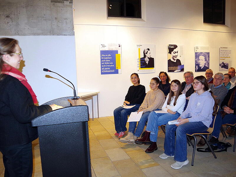 Dekanin Ulrike Schorn dankte den Schülerinnen für das Vorlesen der Texte.