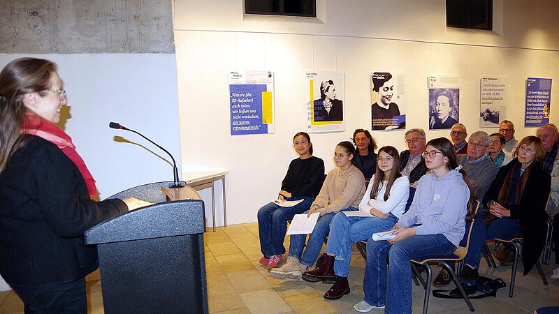 Dekanin Ulrike Schorn dankte den Schülerinnen für das Vorlesen der Texte.