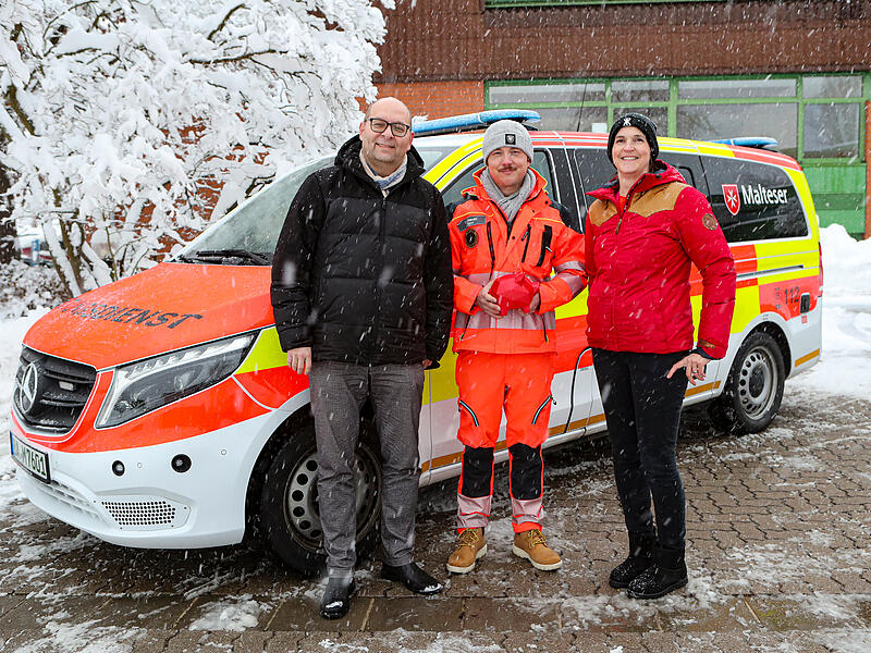 Spenden&uuml;bergabe &bdquo;Franken helfen Franken&ldquo; nach Adventsaktion 2025Franken helfen Franken Scheck