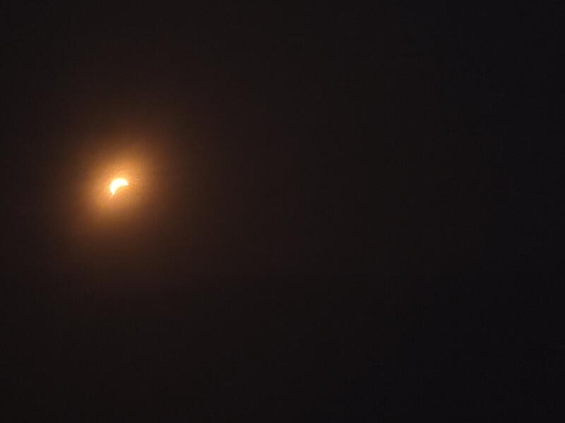 An der Grillh&uuml;tte Edelruh in Bad Br&uuml;ckenau haben am 12. August 2026 Interessierte die Sonnenfinsternis beobachtet.