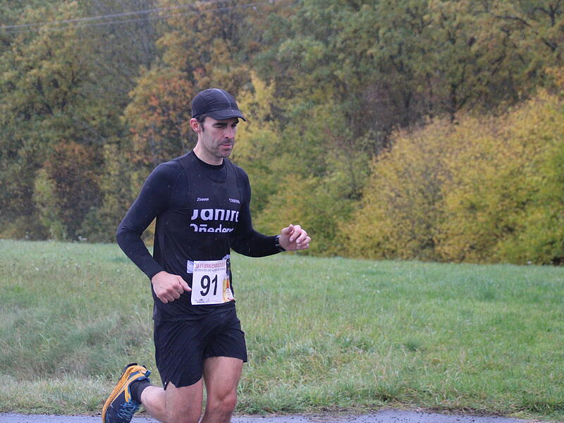Trotz nasskaltem Herbstwetter lie&szlig;en sich die Sportler den Spa&szlig;  beim 38. Frankenwaldlauf der LG Ludwigschorgast nicht vermiesen.