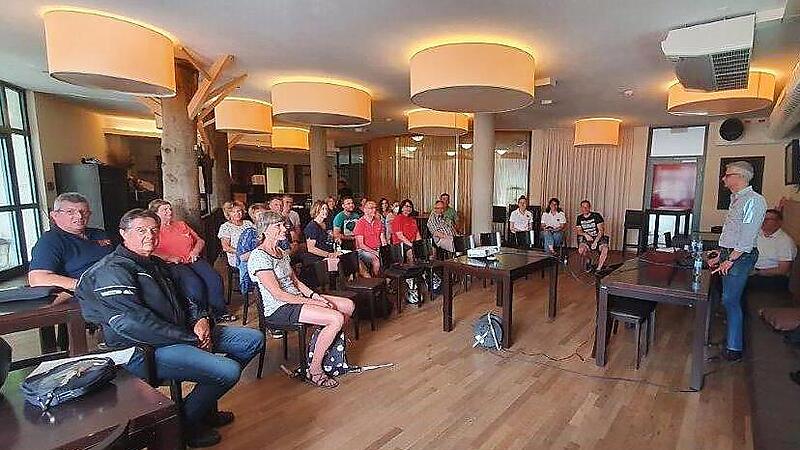 Die Vertreter der sogenannten wassersporttreibenden Vereine wurden bei einem Treffen im K&ouml;nigsbad mit OB Uwe Kirschstein (r.) geh&ouml;rt.