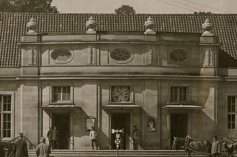 Der Coburger Bahnhof in den 1930er-Jahren. Damals befanden sich auf der Mauerscheibe &uuml;ber dem Eingang, dem Mittelrisalit, noch vier Betonvasen als Verzierung. Ab den 50er-Jahren zeigen Fotos den Bahnhof ohne diese Vasen. Warum sie abgenommen wurde...