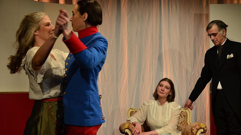 Eine Szene aus &bdquo;Ungeduld des Herzens&ldquo; im Theater Schloss Ma&szlig;bach: (von links) Silvia Steger, Anna Schindlbeck, Fanny Schmidt und Ingo Pfeiffer.