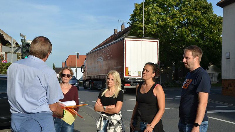 Burkhard Simon (links) hat den Ordner mit den Unterlagen immer dabei. Er spricht mit seinen Mitstreitern Melanie Boyd, Jana H&auml;ndel, Simone Spitzner und Markus Rost (von links). Nicht im Bild Gerhard Heger