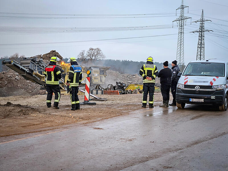 An der Autobahnbrücke der A3 über die Herzogenauracher Straße hat es am Montagnachmittag, 2. Dezember 2024, bei Bauarbeiten eine Verpuffung mit Rauchentwicklung gegeben.