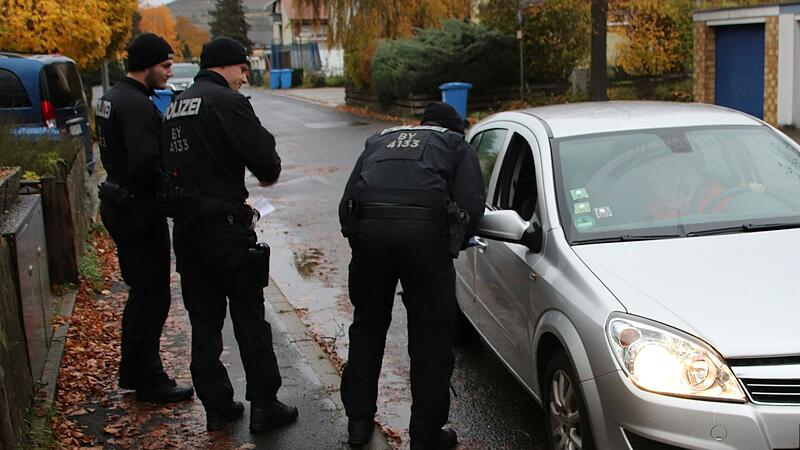 Vielleicht was gesehen? In Karlstadt (Lkr. Main-Spessart) suchte die Polizei im November 2023 nach Zeugenhinweisen zu einer Entführung. Jetzt beginnt gegen drei Angeklagte der Prozess.&nbsp;