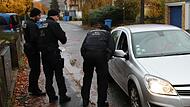 Vielleicht was gesehen? In Karlstadt (Lkr. Main-Spessart) suchte die Polizei im November 2023 nach Zeugenhinweisen zu einer Entführung. Jetzt beginnt gegen drei Angeklagte der Prozess.&nbsp;
