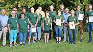 Unser Bild zeigt die anlässlich des Jubiläums geehrten Personen und Könige mit den Funktionären, stellvertretendem Bezirksschützenmeister und Gauschützenmeister Marc Braun (links) und Schützenmeisterin Kerstin Dürst (rechts).