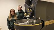 Selina Schimmel und Sebastian Wieber betreiben in Ramsthal die Kaffee-Rösterei „Majas Coffee“.