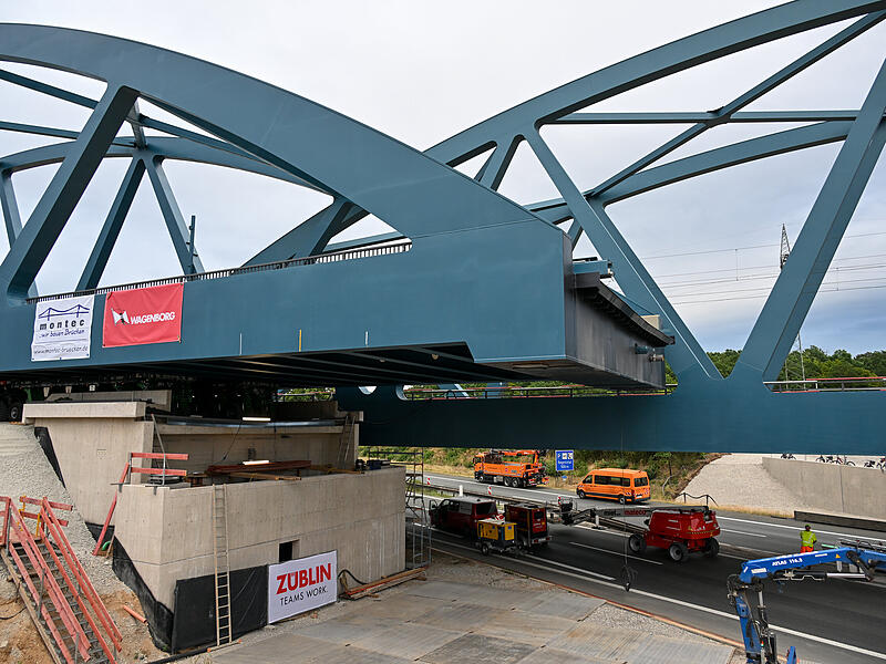Forchheim A73 Br&uuml;ckenverschiebungEinschub Eisenbahnbr&uuml;cke bei Forchheim