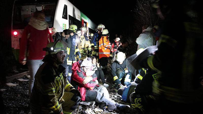 Zur Versorgung der Verletzten waren viele Helfer im Einsatz.
