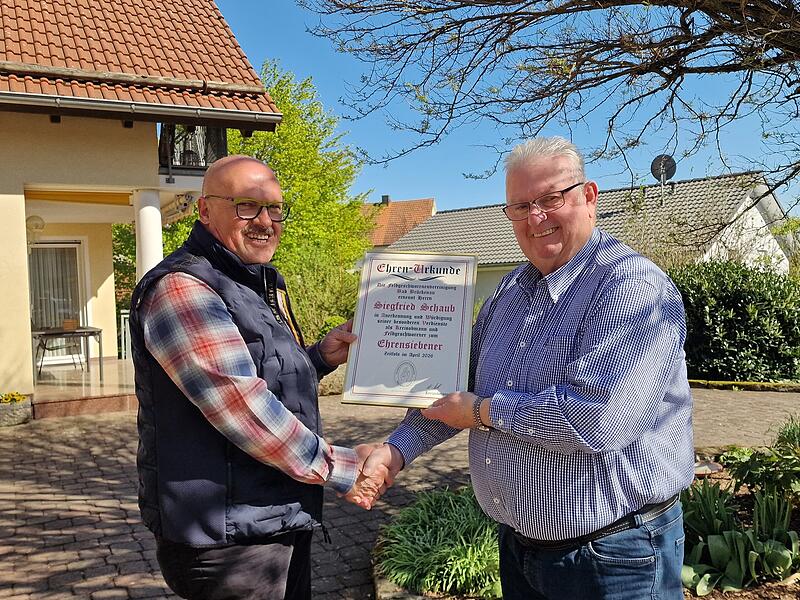 Kreisobmann Walter Muth (links) überreicht Siegfried Schaub die Ehren-Urkunde. Die Feldgeschworenenvereinigung Bad Brückenau ernannte ihn zum ersten Ehrenfeldgeschworenen. Kreisobmann Walter Muth (links) überreicht Siegfried Schaub die Ehren-Urkunde. Die Feldgeschworenenvereinigung Bad Brückenau ernannte ihn zum ersten Ehrenfeldgeschworenen.