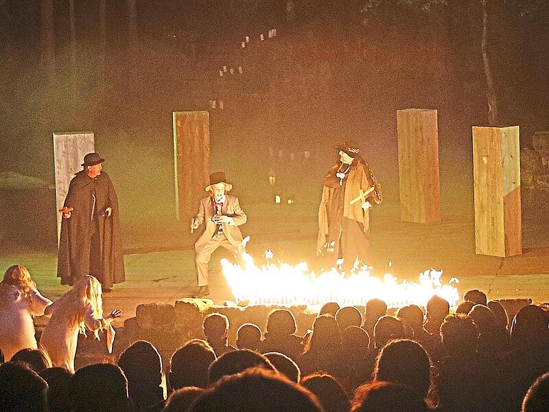 Sogar richtiges Feuer kann von den B&uuml;hnentechniker aus der Ferne gez&uuml;ndet werden.
