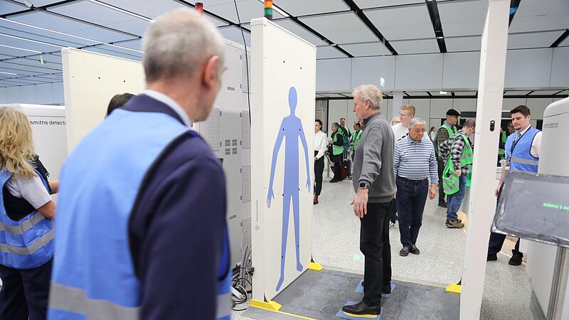 Testbetrieb am Münchner Flughafen - Komparsen spielen Reisende Testbetrieb am Münchner Flughafen - Komparsen spielen Reisende