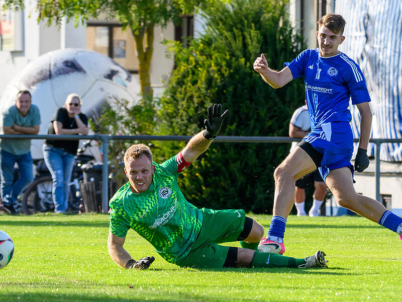 Hammerbacher SV bezwingt den ATSV Forchheim Die Entscheidung: Christopher Reck überwindet in dieser Szene Torhüter Luis Mechler und sorgt für den 2:0-Sieg des Hammerbacher SV gegen ATSV Forchheim.