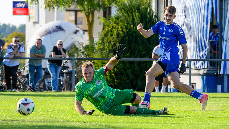 Die Entscheidung: Christopher Reck &uuml;berwindet in dieser Szene Torh&uuml;ter Luis Mechler und sorgt f&uuml;r den 2:0-Sieg  des Hammerbacher SV gegen ATSV Forchheim.