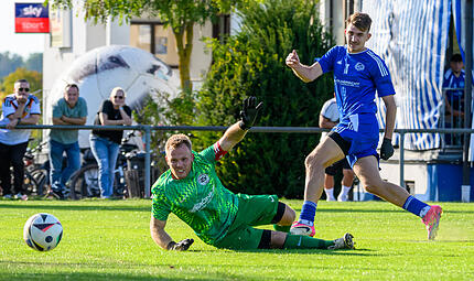 Die Entscheidung: Christopher Reck &uuml;berwindet in dieser Szene Torh&uuml;ter Luis Mechler und sorgt f&uuml;r den 2:0-Sieg  des Hammerbacher SV gegen ATSV Forchheim.