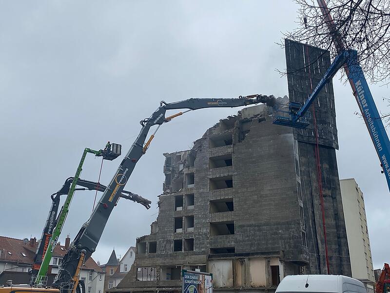 Bagger mit Abrisszangen zerlegen Goppel-Haus in Coburg Bagger mit Abrisszangen zerlegen Goppel-Haus in Coburg