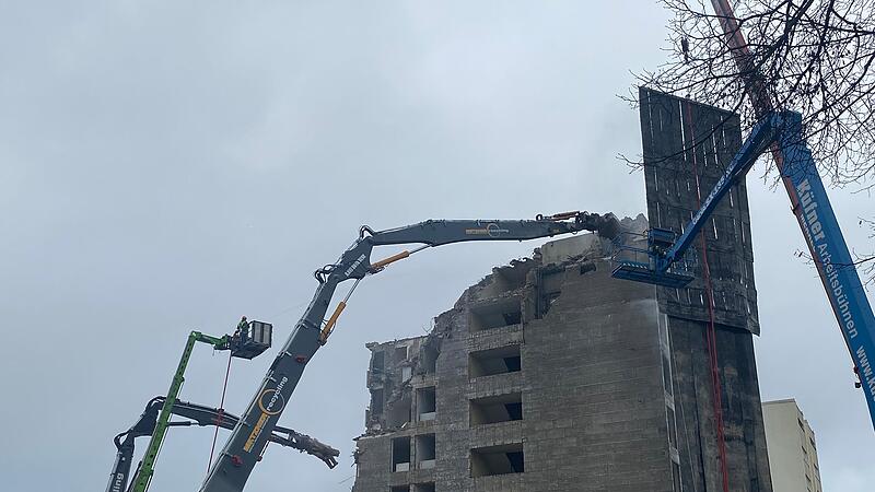 Bagger mit Abrisszangen zerlegen Goppel-Haus in Coburg