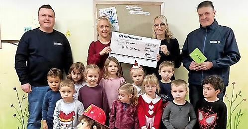 Freudige Gesichter bei der Spenden&uuml;bergabe.