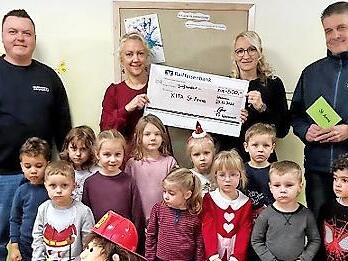 Freudige Gesichter bei der Spenden&uuml;bergabe.