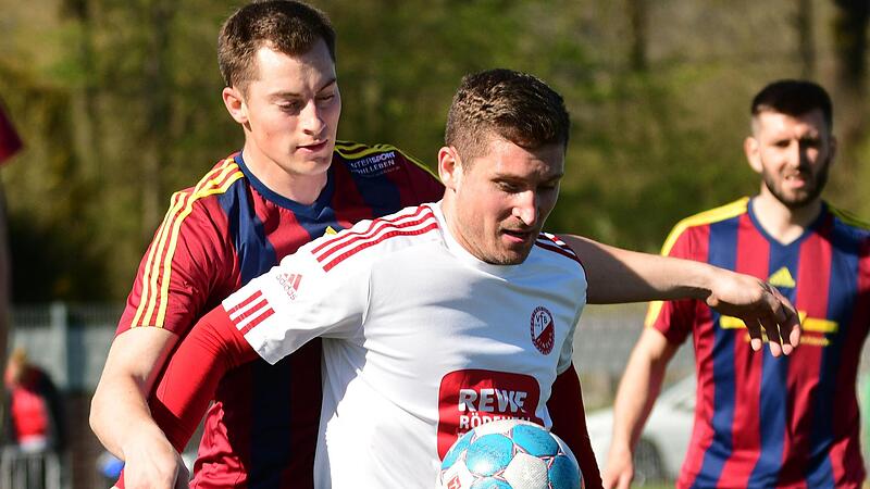 Der Einberger Kevin Skiba (rechts) schirmt den Ball gegen den Staffelsteiner Armin Hatzold ab.