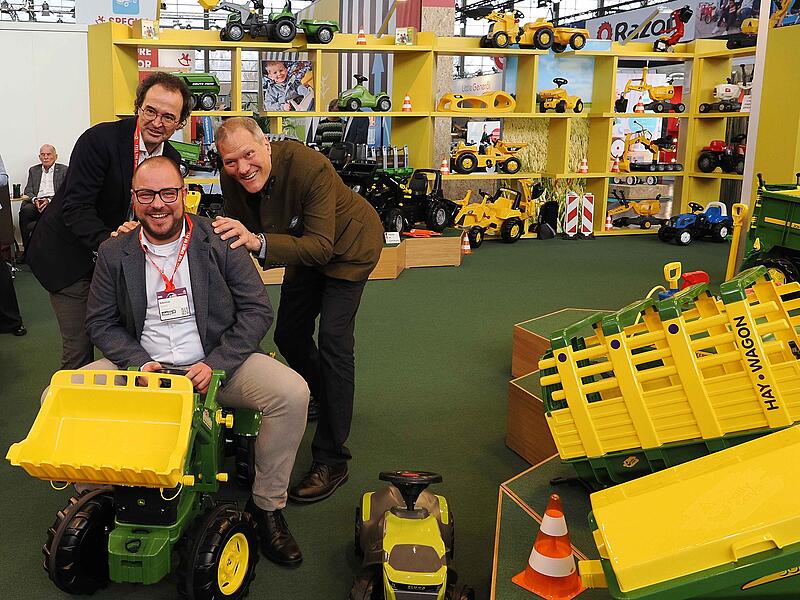 Rolly Toys aus Neustadt steht f&uuml;r hochwertige Kinderfahrzeuge, besonders aus der Landwirtschaft. Das Design stimmt mit den &bdquo;gro&szlig;en Kollegen&ldquo; &uuml;berein. IHK-Pr&auml;sident Dr. Andreas Engel versucht sich als Treckerfahrer, hinten Frank Schneider und Landrat Sebastian Straubel.
